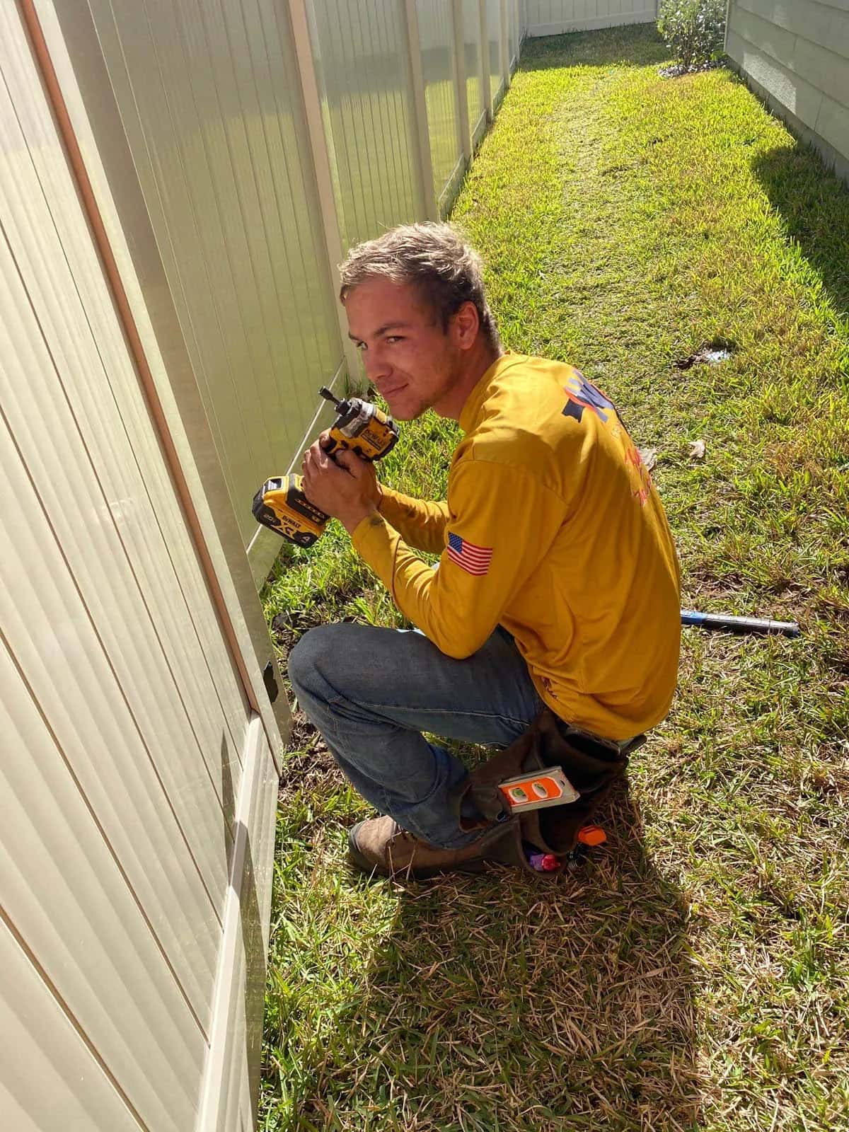 Swi Fence Florida Crew Member Installing Vinyl Fence