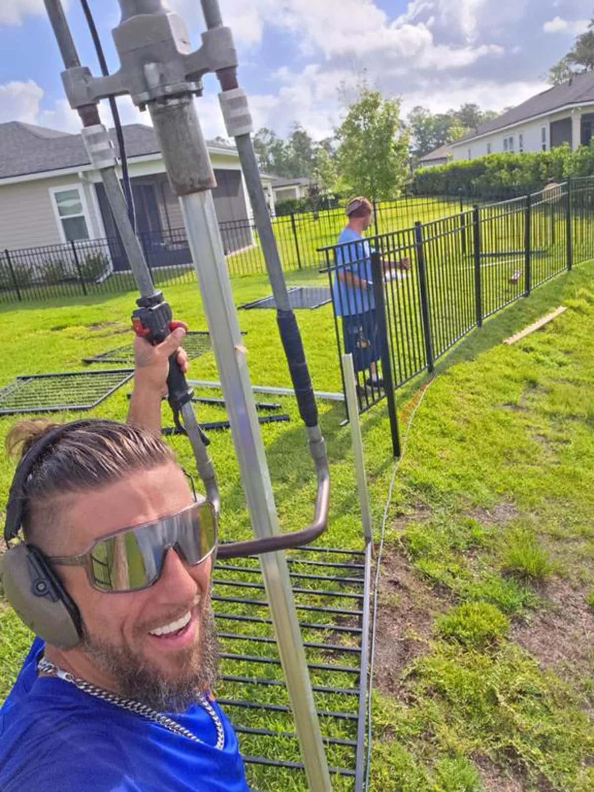 Swi Fence Florida Crew Installing Idrive Power System Aluminum Ipost 3 Rail Aluminum Fence